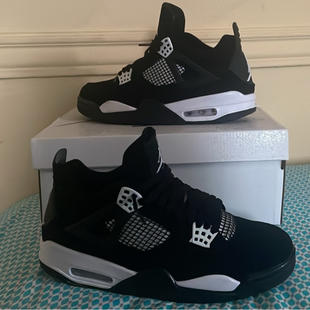 Color black and white size 9.5